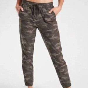 ATHLETA Size 6 Farallon Cuffed Camo Print Jogger Pant Side Stripe Pull On